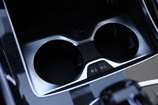 BMW X7 Vehicle Full-screen Gallery Image 24