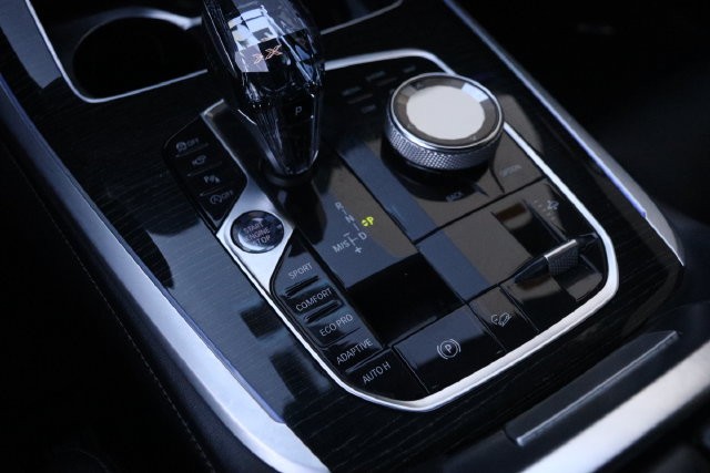 BMW X7 Vehicle Full-screen Gallery Image 25
