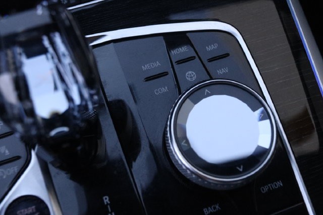 BMW X7 Vehicle Full-screen Gallery Image 26