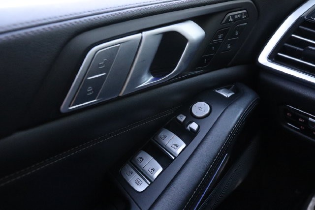 BMW X7 Vehicle Full-screen Gallery Image 28