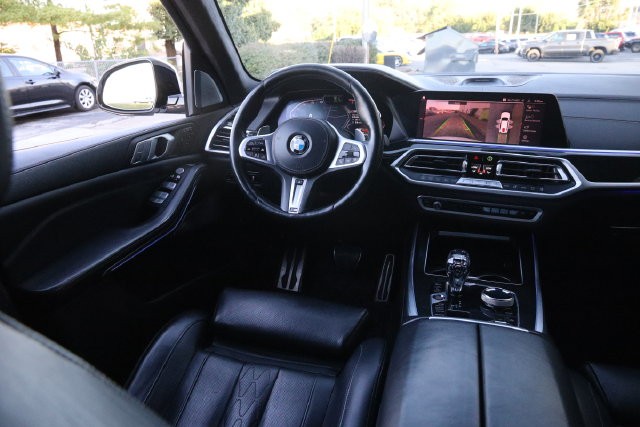 BMW X7 Vehicle Full-screen Gallery Image 30