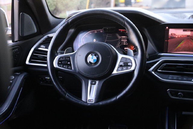 BMW X7 Vehicle Full-screen Gallery Image 31