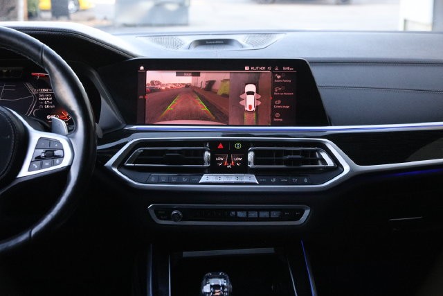 BMW X7 Vehicle Full-screen Gallery Image 32