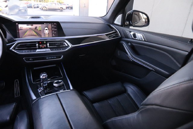 BMW X7 Vehicle Full-screen Gallery Image 33
