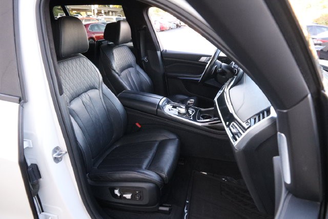BMW X7 Vehicle Full-screen Gallery Image 34