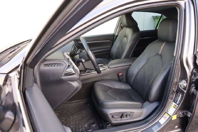 Toyota Camry Vehicle Image 09