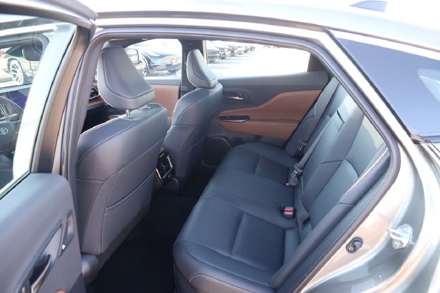 Toyota Crown Vehicle Image 09