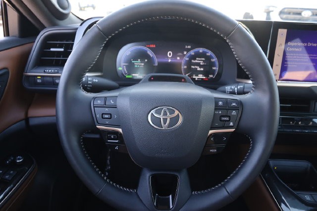 Toyota Crown Vehicle Image 10