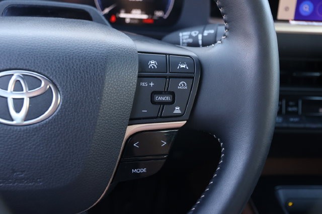 Toyota Crown Vehicle Image 12