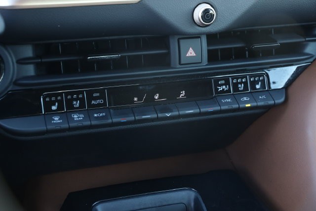 Toyota Crown Vehicle Image 18