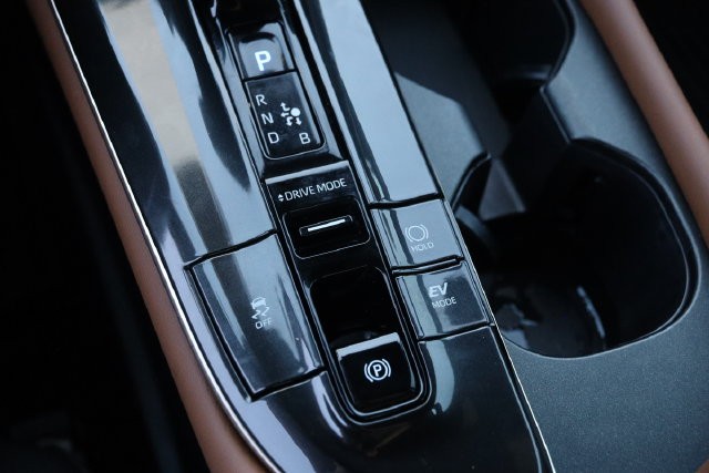 Toyota Crown Vehicle Image 21