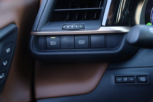 Toyota Crown Vehicle Image 22