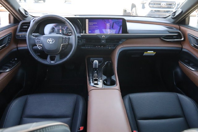 Toyota Crown Vehicle Image 23