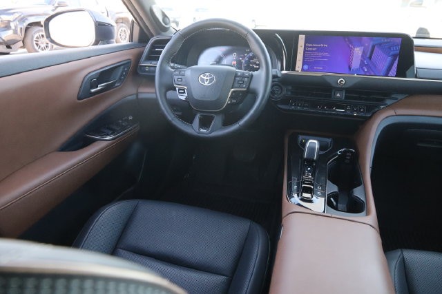 Toyota Crown Vehicle Image 24