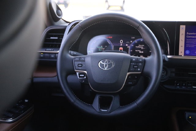 Toyota Crown Vehicle Image 25