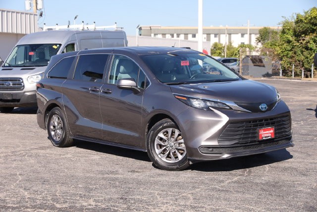 Toyota Sienna Vehicle Full-screen Gallery Image 2