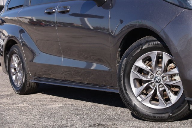 Toyota Sienna Vehicle Full-screen Gallery Image 3