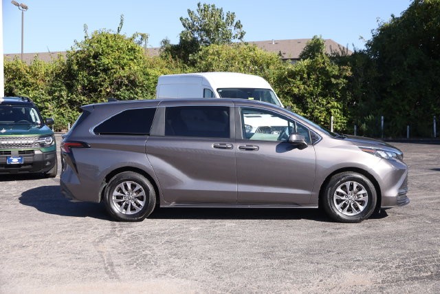 Toyota Sienna Vehicle Full-screen Gallery Image 5