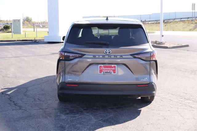 Toyota Sienna Vehicle Full-screen Gallery Image 6