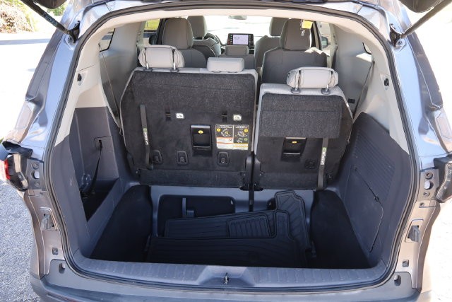 Toyota Sienna Vehicle Full-screen Gallery Image 7