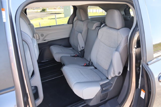 Toyota Sienna Vehicle Full-screen Gallery Image 9