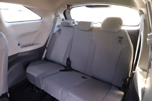 Toyota Sienna Vehicle Full-screen Gallery Image 10