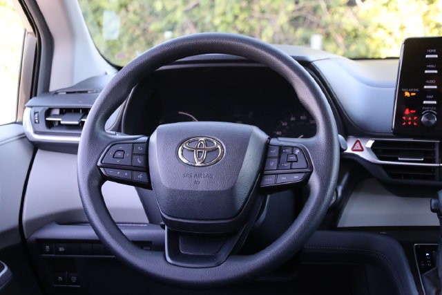 Toyota Sienna Vehicle Full-screen Gallery Image 23