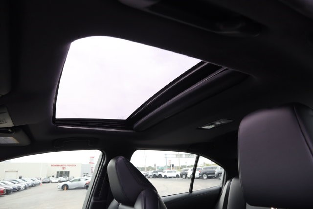 Toyota Corolla Vehicle Full-screen Gallery Image 8