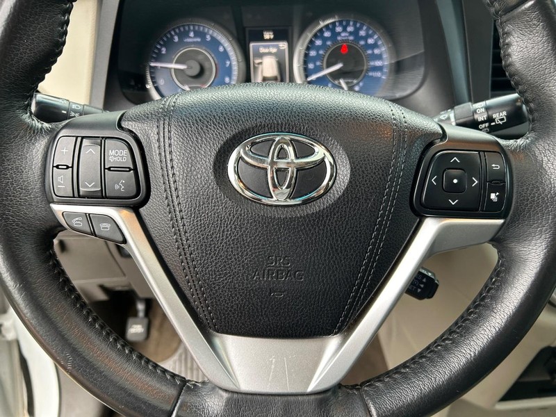 2017 Toyota Sienna XLE Auto Access Seat photo