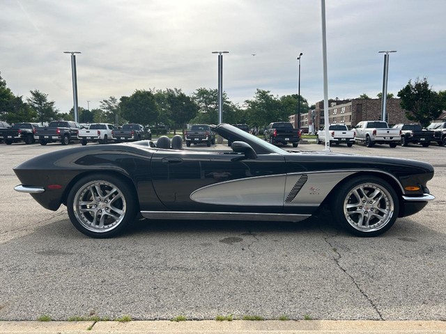 Used 2011 Chevrolet Corvette Base with VIN 1G1YG3DW4B5112099 for sale in Milwaukee, WI