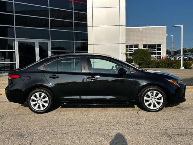 Used 2022 Toyota Corolla LE with VIN 5YFEPMAEXNP286052 for sale in Milwaukee, WI