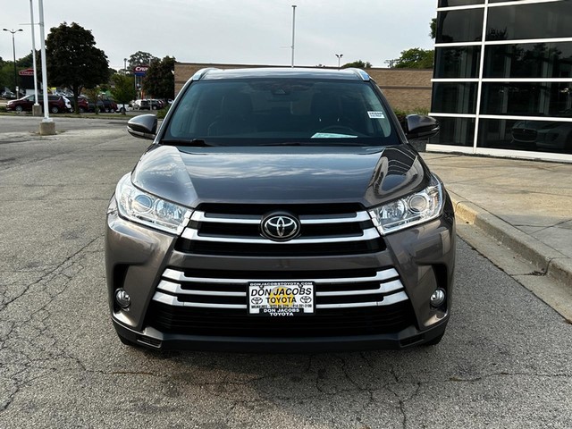 Used 2019 Toyota Highlander XLE with VIN 5TDJZRFH3KS729265 for sale in Milwaukee, WI