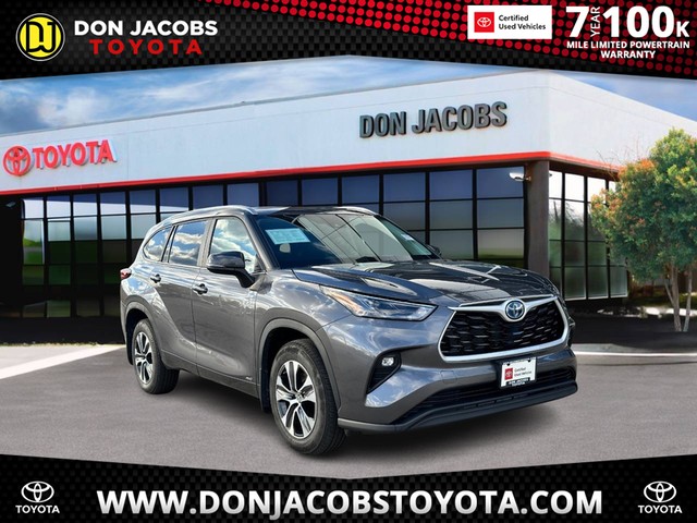 2023 Toyota Highlander Hybrid XLE at Don Jacobs Toyota in Milwaukee WI