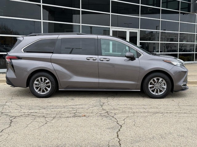 Used 2022 Toyota Sienna XLE with VIN 5TDJRKEC0NS095155 for sale in Milwaukee, WI