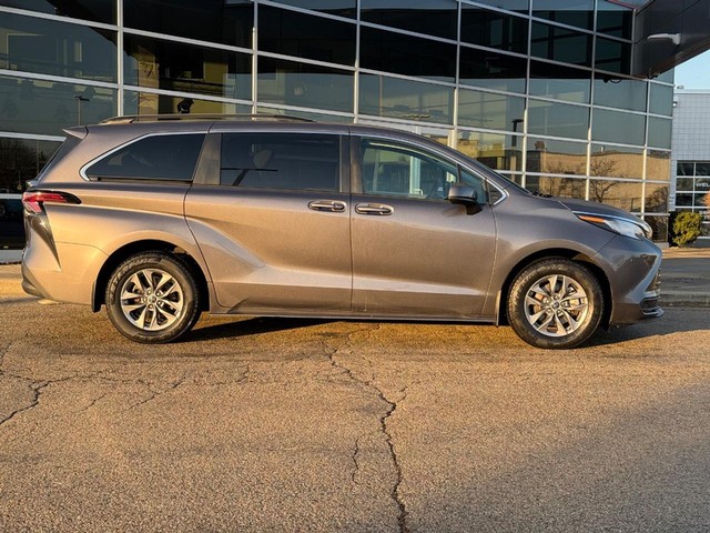 Certified 2022 Toyota Sienna LE with VIN 5TDKRKEC0NS112864 for sale in Milwaukee, WI