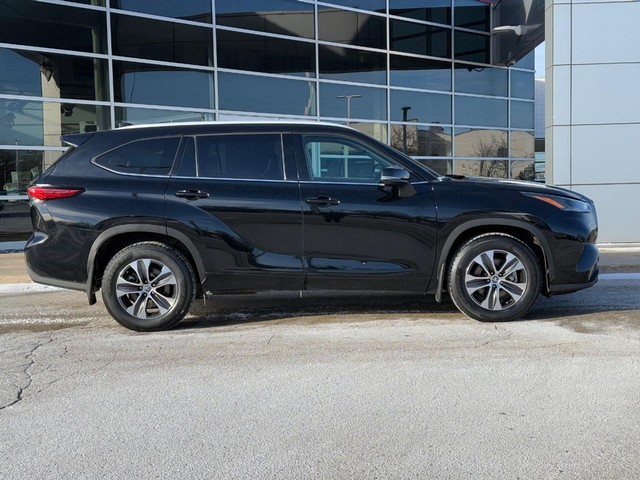 Used 2022 Toyota Highlander XLE with VIN 5TDHZRBH3NS571101 for sale in Milwaukee, WI