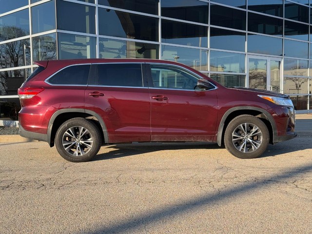 Used 2018 Toyota Highlander LE with VIN 5TDBZRFHXJS499985 for sale in Milwaukee, WI