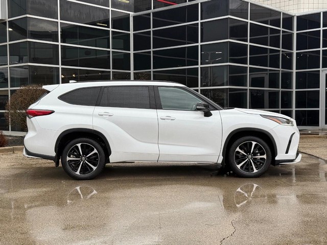 Certified 2022 Toyota Highlander XSE with VIN 5TDJZRBH1NS215764 for sale in Milwaukee, WI