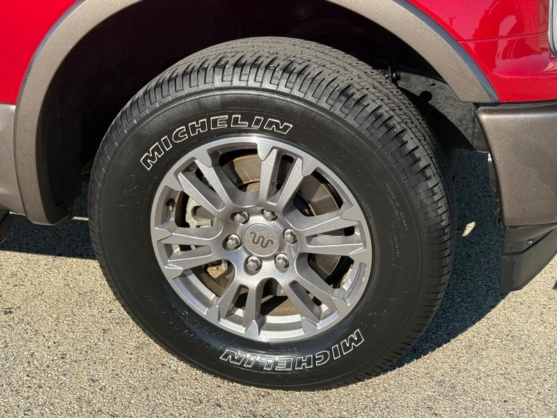 Ford F-150 Vehicle Full-screen Gallery Image 09