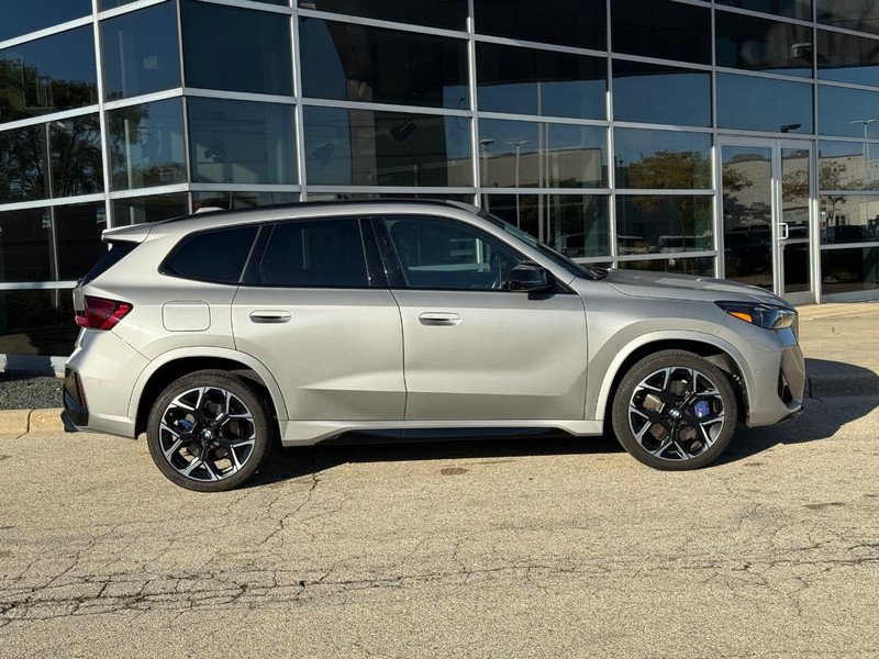 BMW X1 Vehicle Full-screen Gallery Image 02