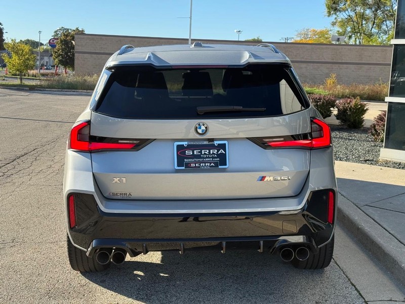 BMW X1 Vehicle Full-screen Gallery Image 04