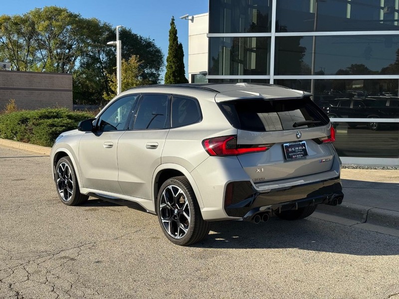 BMW X1 Vehicle Full-screen Gallery Image 05