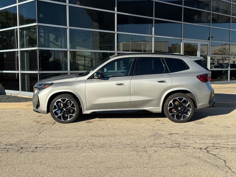 BMW X1 Vehicle Full-screen Gallery Image 06