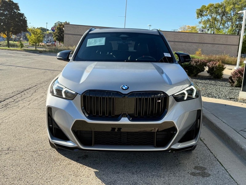 BMW X1 Vehicle Full-screen Gallery Image 08