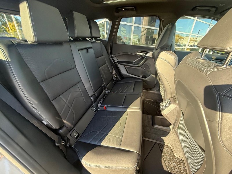 BMW X1 Vehicle Full-screen Gallery Image 10