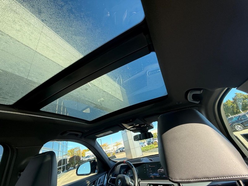 BMW X1 Vehicle Full-screen Gallery Image 13