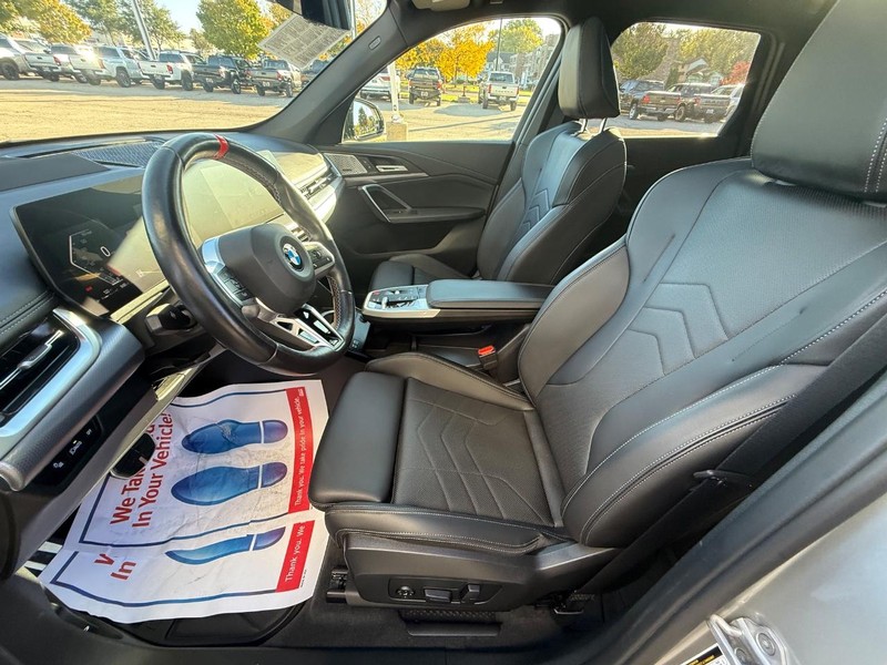 BMW X1 Vehicle Full-screen Gallery Image 14