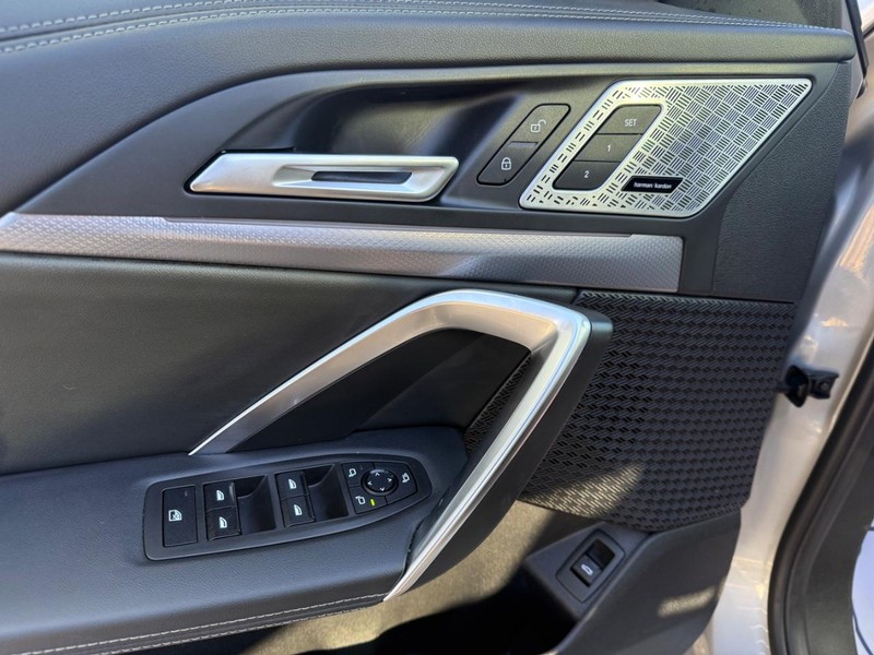 BMW X1 Vehicle Full-screen Gallery Image 18