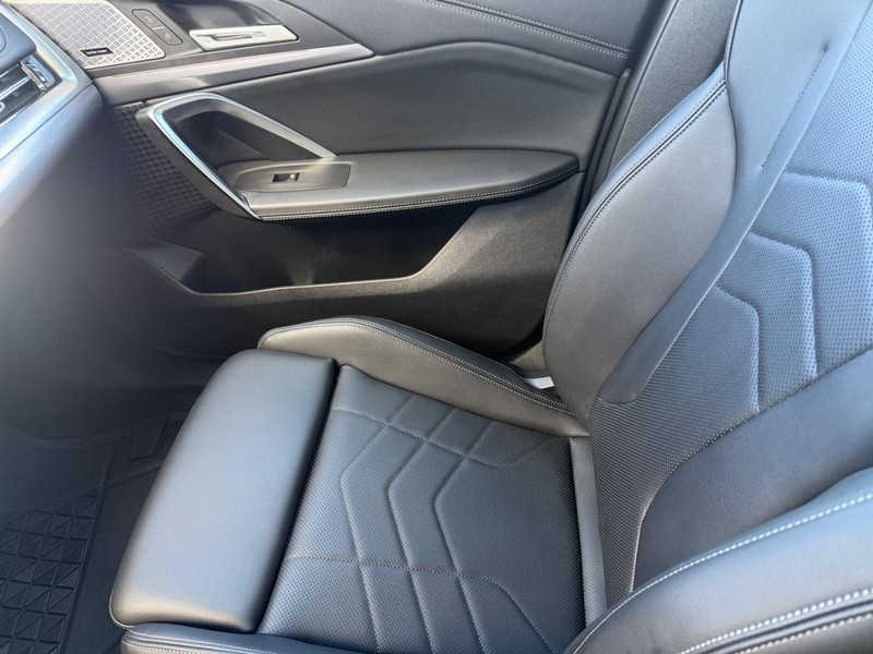 BMW X1 Vehicle Full-screen Gallery Image 26