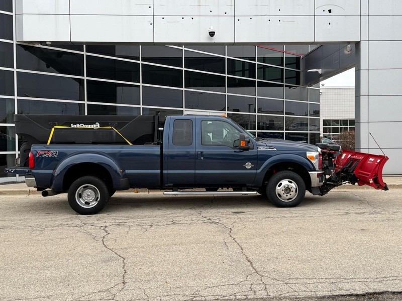 Ford Super Duty F-350 DRW Vehicle Full-screen Gallery Image 02